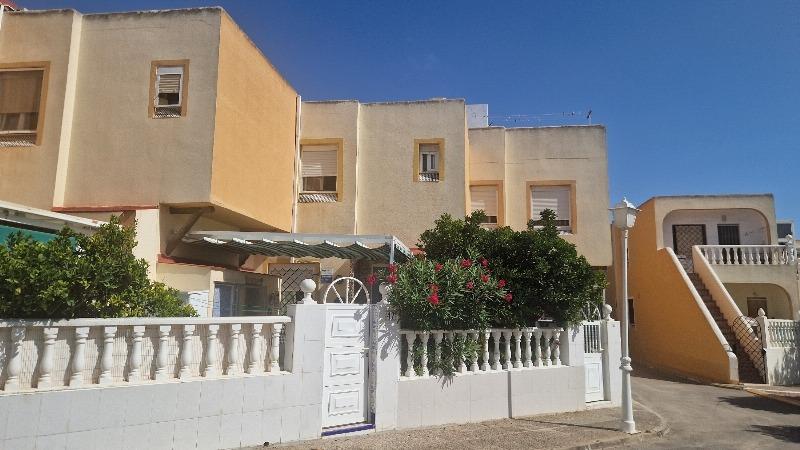 Duplex met 2 slaapkamers en zwembad dichtbij de zee in Torrevieja (La Mata)