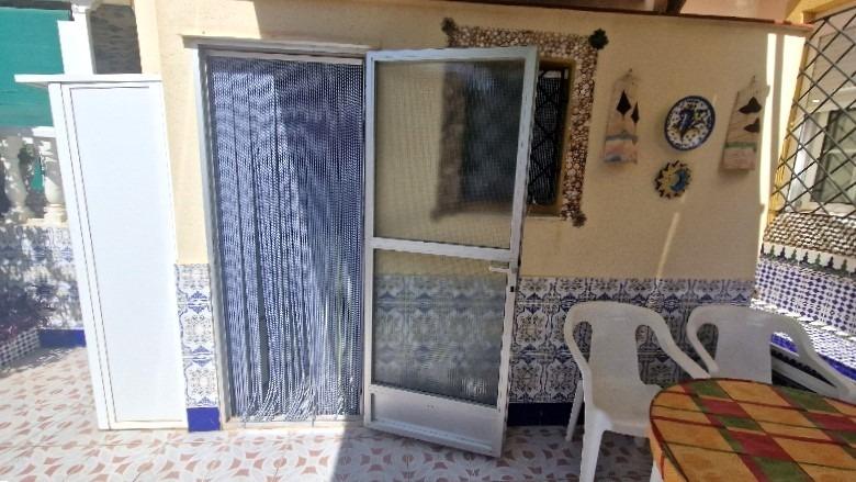 Duplex met 2 slaapkamers en zwembad dichtbij de zee in Torrevieja (La Mata)