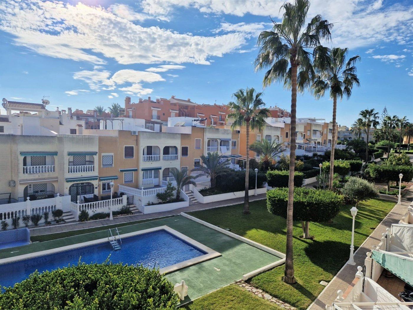 2 bedroom duplex with swimming pool near the sea in Torrevieja (La Mata)