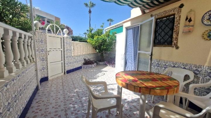 Duplex met 2 slaapkamers en zwembad dichtbij de zee in Torrevieja (La Mata)