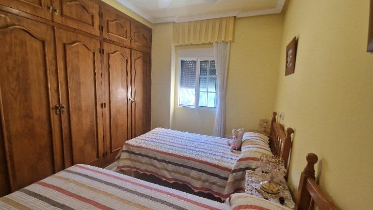 Duplex met 2 slaapkamers en zwembad dichtbij de zee in Torrevieja (La Mata)