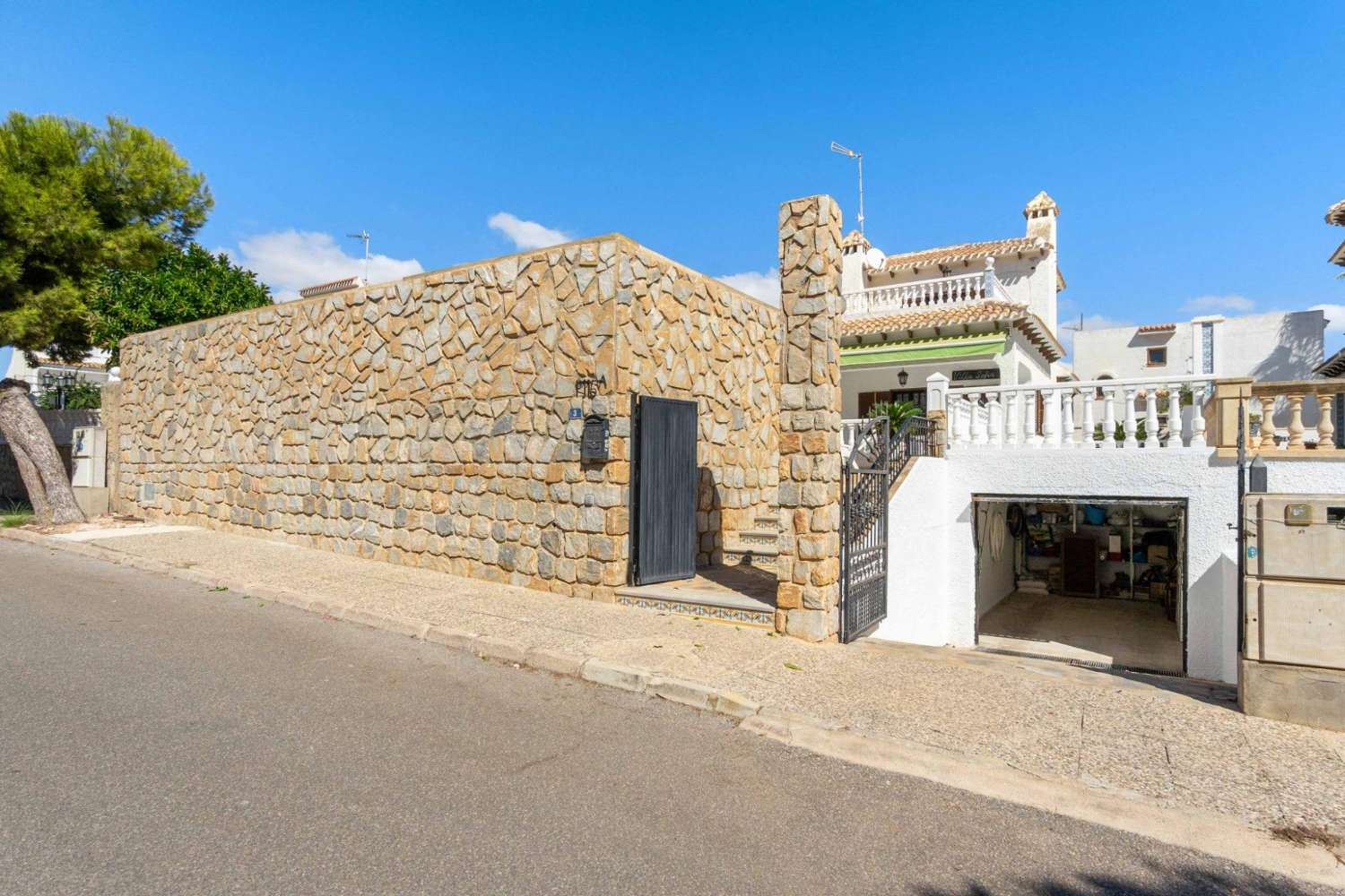 CHALET INDIPENDENTE CON PISCINA E GARAGE VICINO ALLA SPIAGGIA A LA ZENIA (ORIHUELA COSTA)