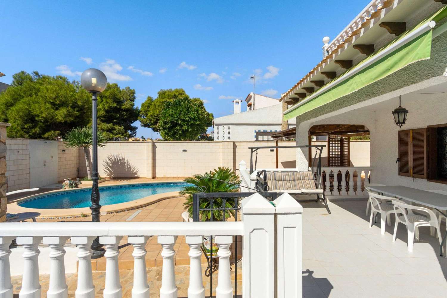 UNABHÄNGIGES CHALET MIT POOL UND GARAGE IN STRANDNAHE IN LA ZENIA (ORIHUELA COSTA)