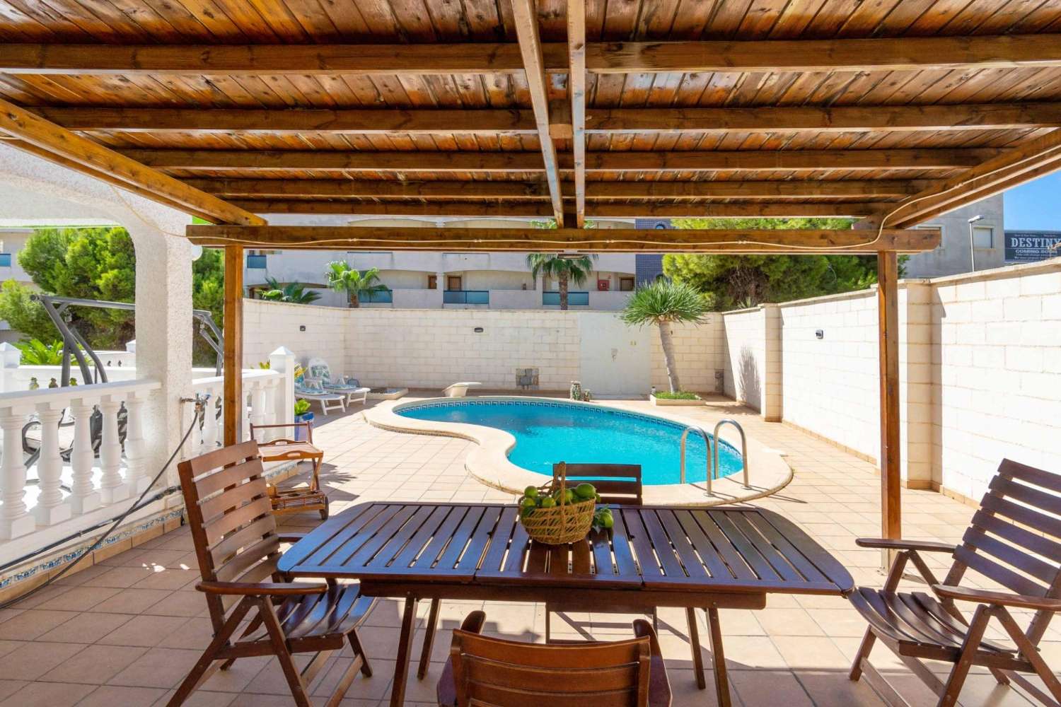 INDEPENDENT CHALET WITH POOL AND GARAGE NEAR THE BEACH IN LA ZENIA (ORIHUELA COSTA)