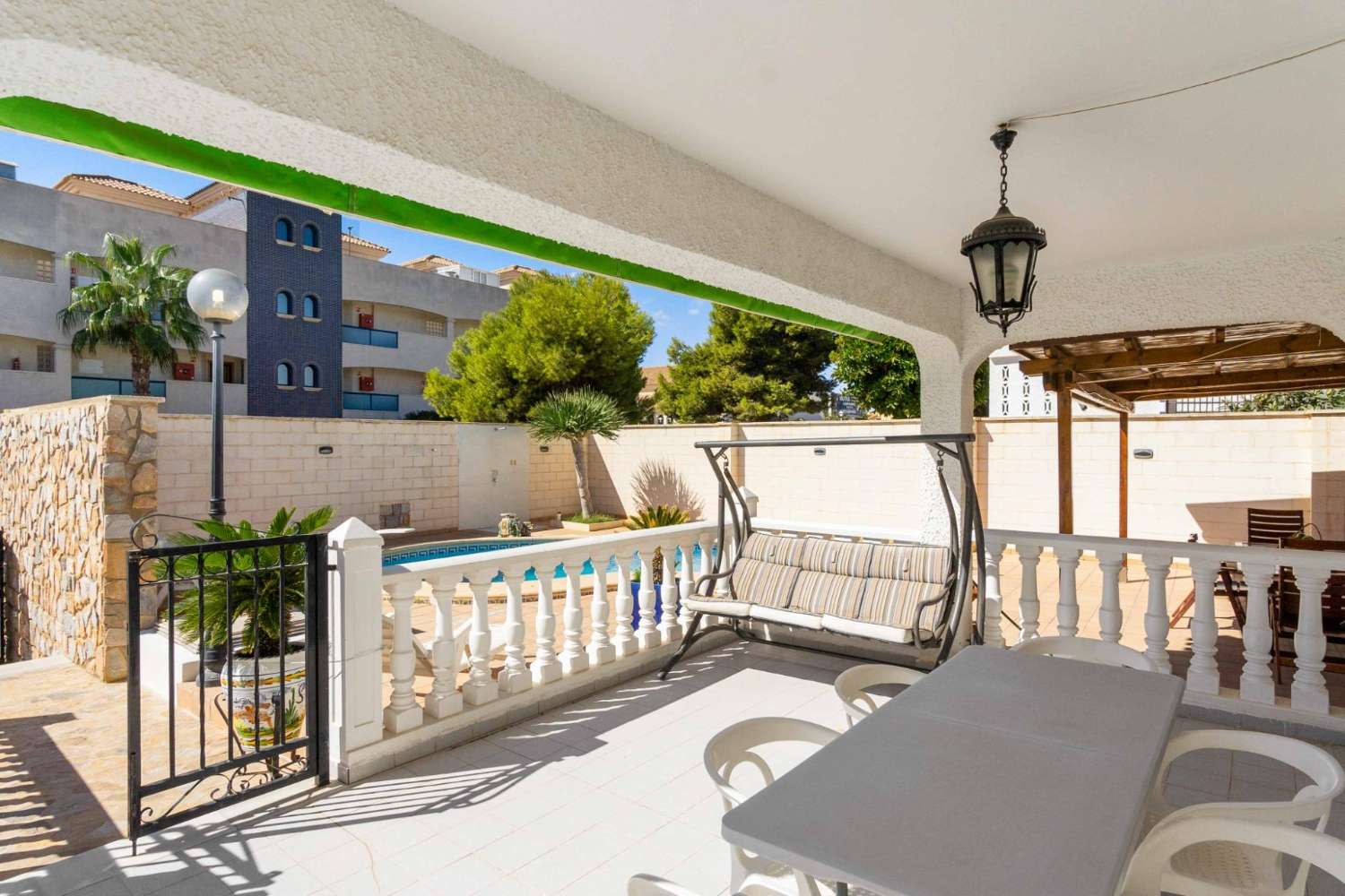 INDEPENDENT CHALET WITH POOL AND GARAGE NEAR THE BEACH IN LA ZENIA (ORIHUELA COSTA)