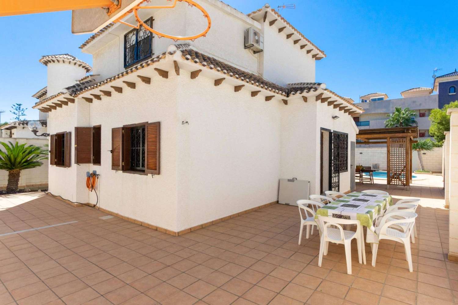 UNABHÄNGIGES CHALET MIT POOL UND GARAGE IN STRANDNAHE IN LA ZENIA (ORIHUELA COSTA)