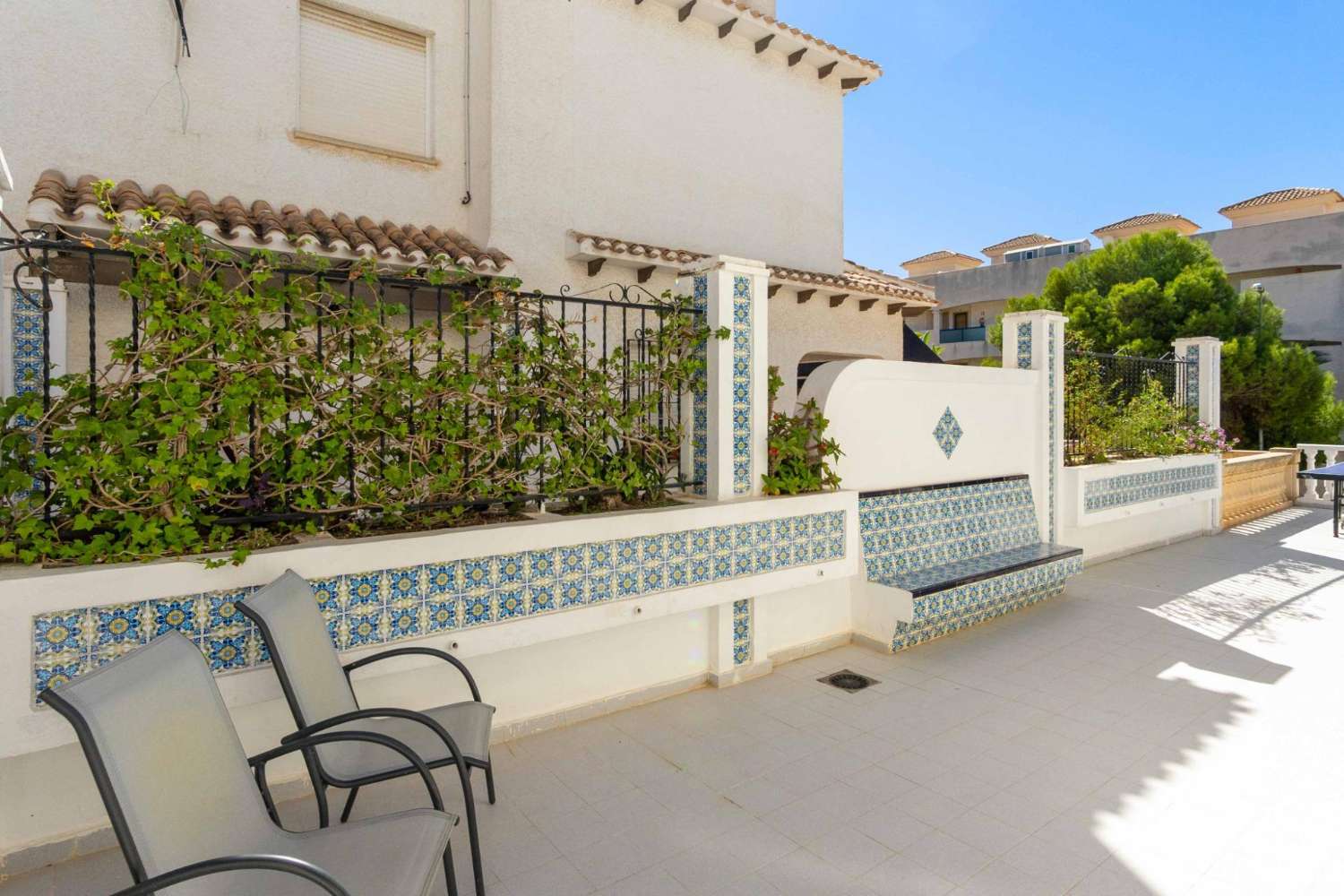 INDEPENDENT CHALET WITH POOL AND GARAGE NEAR THE BEACH IN LA ZENIA (ORIHUELA COSTA)