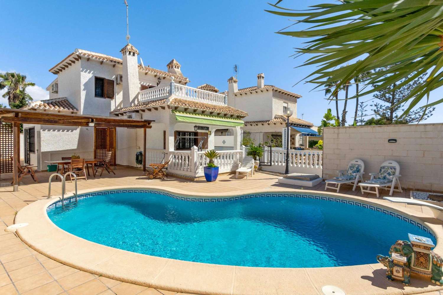 INDEPENDENT CHALET WITH POOL AND GARAGE NEAR THE BEACH IN LA ZENIA (ORIHUELA COSTA)