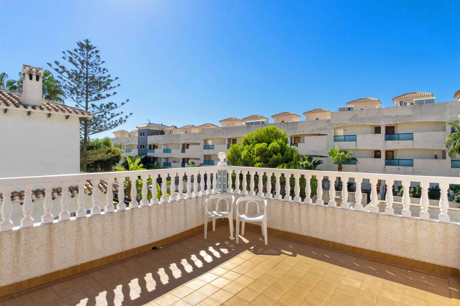 UNABHÄNGIGES CHALET MIT POOL UND GARAGE IN STRANDNAHE IN LA ZENIA (ORIHUELA COSTA)