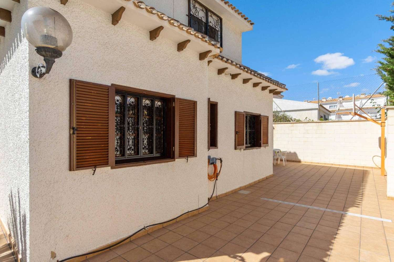 INDEPENDENT CHALET WITH POOL AND GARAGE NEAR THE BEACH IN LA ZENIA (ORIHUELA COSTA)