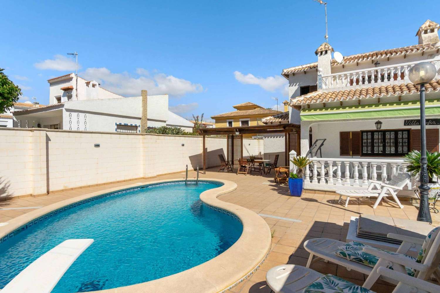 INDEPENDENT CHALET WITH POOL AND GARAGE NEAR THE BEACH IN LA ZENIA (ORIHUELA COSTA)