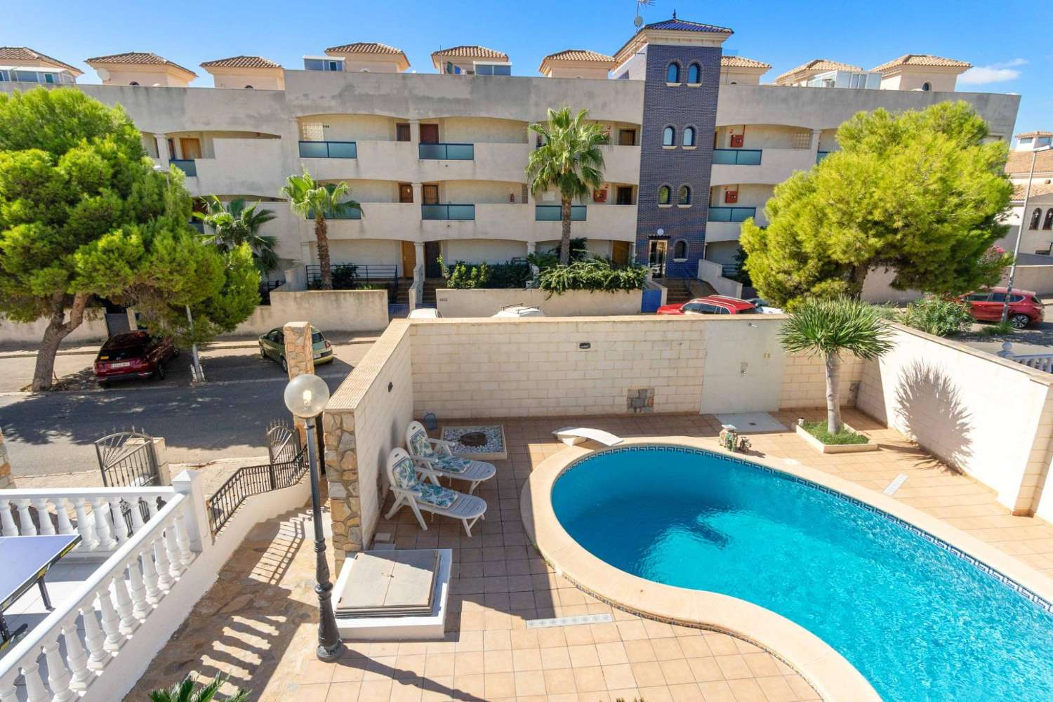 UNABHÄNGIGES CHALET MIT POOL UND GARAGE IN STRANDNAHE IN LA ZENIA (ORIHUELA COSTA)