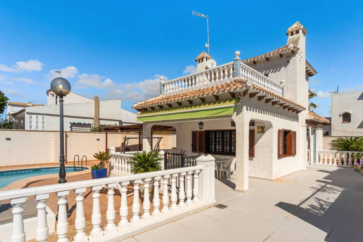 ONAFHANKELIJKE CHALET MET ZWEMBAD EN GARAGE DICHTBIJ HET STRAND IN LA ZENIA (ORIHUELA COSTA)