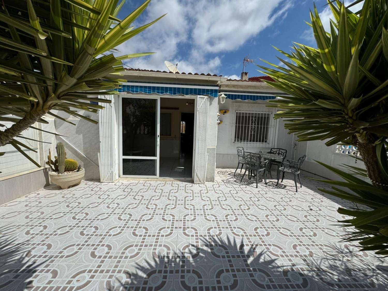 SEMI DETACHED HOUSE WITH 2 BEDROOMS IN TORREVIEJA