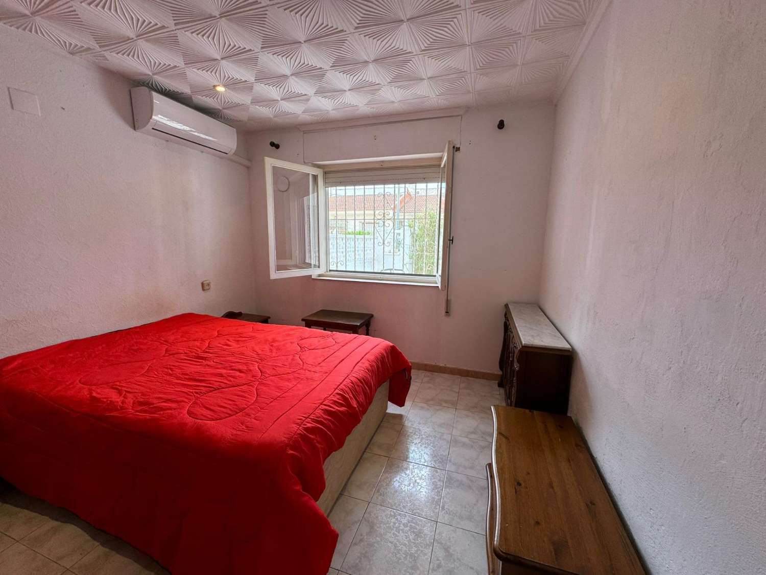 HALFVRIJSTAAND HUIS MET 2 SLAAPKAMERS IN TORREVIEJA