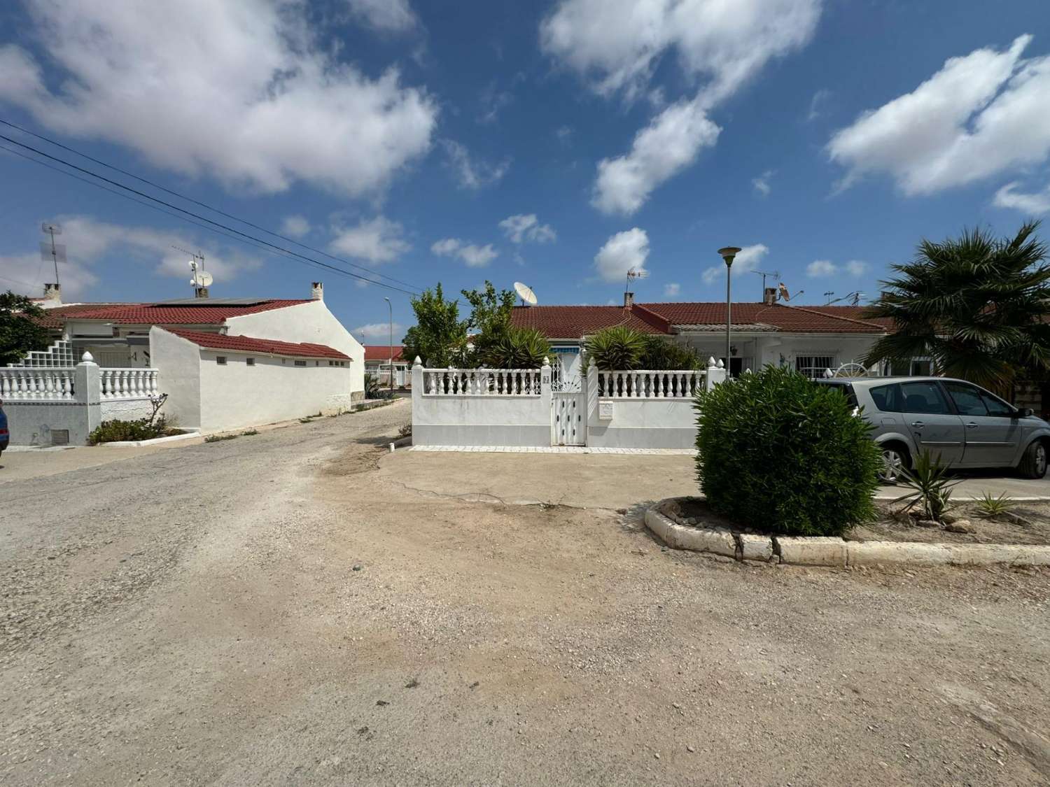 HALFVRIJSTAAND HUIS MET 2 SLAAPKAMERS IN TORREVIEJA