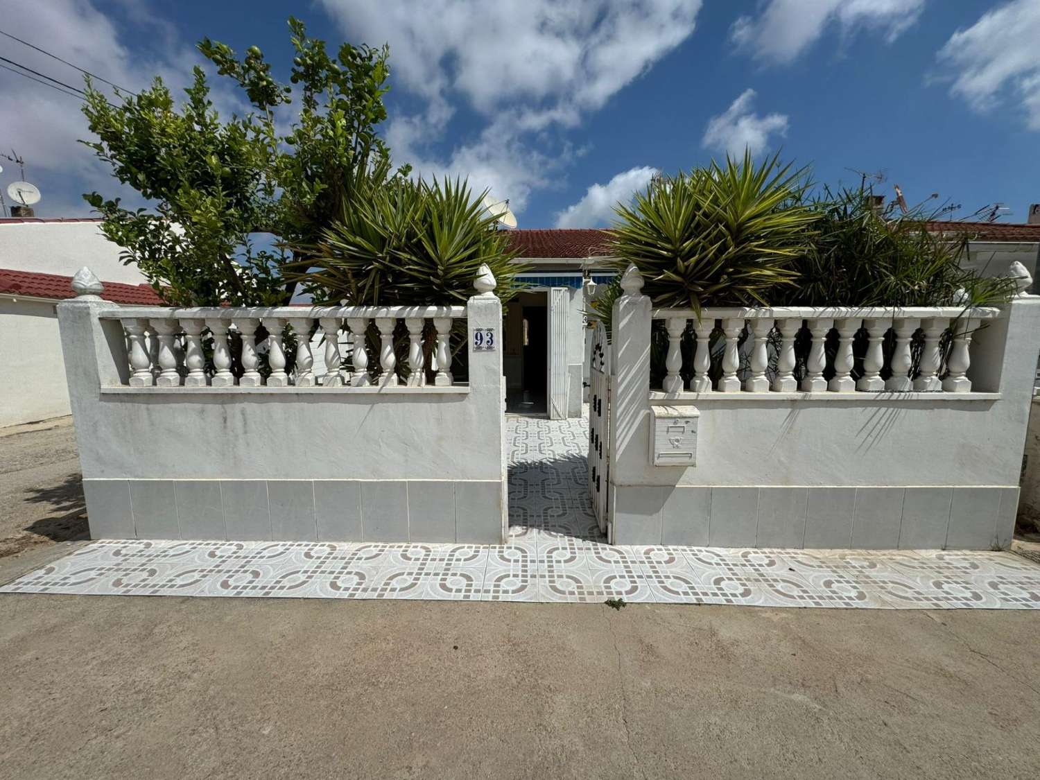 CASA ADOSADA DE 2 DORMITORIOS EN TORREVIEJA