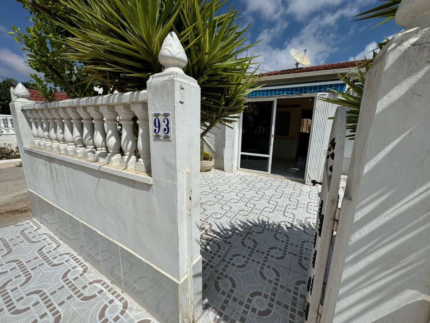 HALFVRIJSTAAND HUIS MET 2 SLAAPKAMERS IN TORREVIEJA