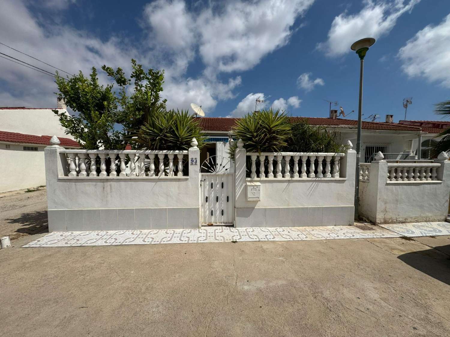 HALFVRIJSTAAND HUIS MET 2 SLAAPKAMERS IN TORREVIEJA