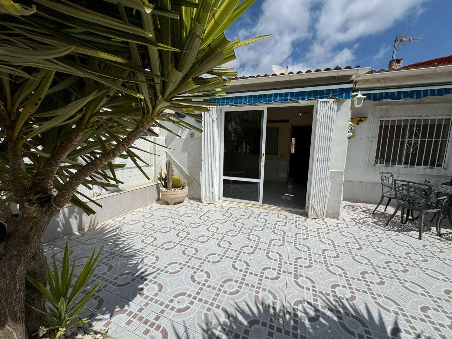 CASA ADOSADA DE 2 DORMITORIOS EN TORREVIEJA