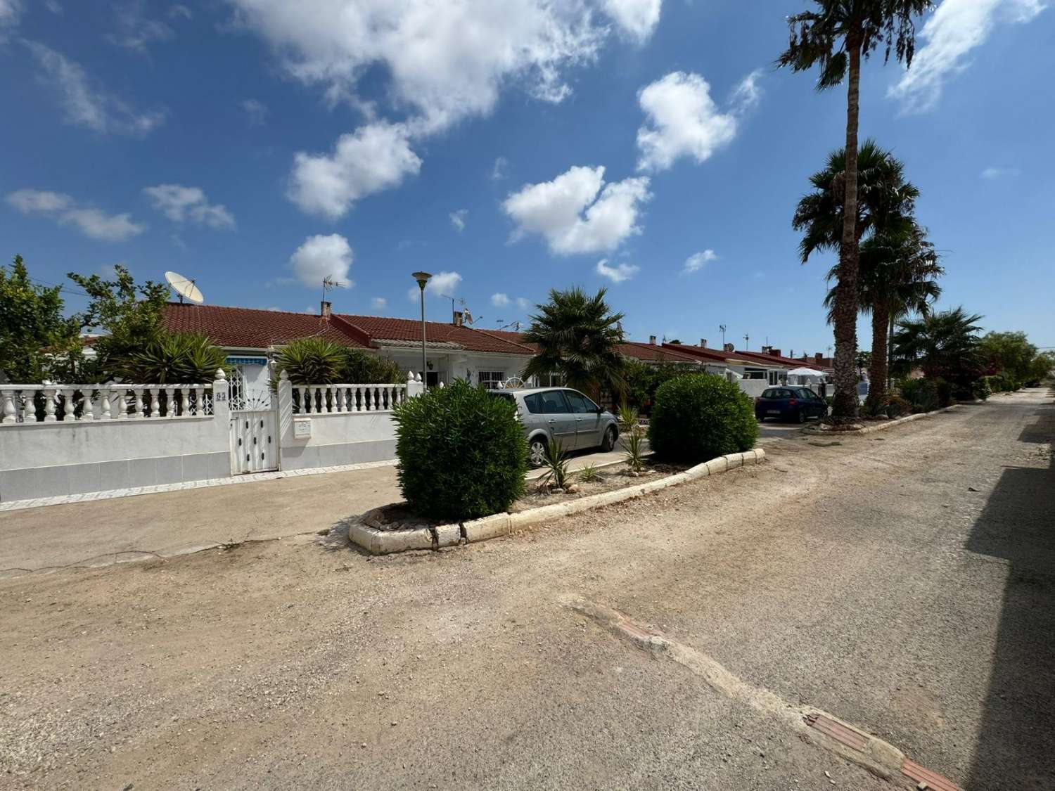 HALFVRIJSTAAND HUIS MET 2 SLAAPKAMERS IN TORREVIEJA