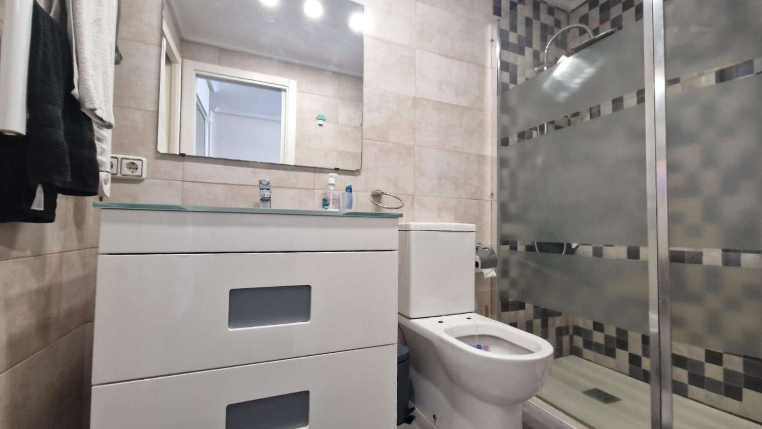 Apartamento reformado de 1 dormitorio y piscina en Torrevieja (Parque las naciones)